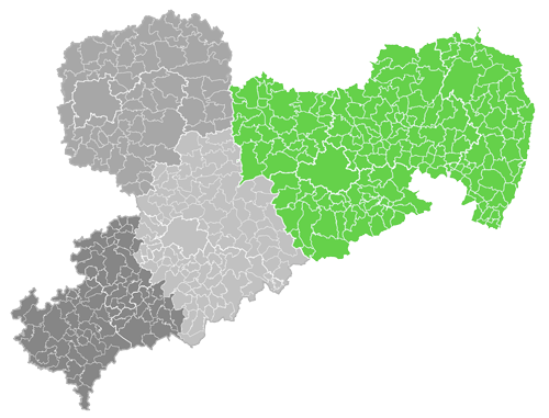 Eine graue Karte des Freistaats Sachsen, in der das Einzugsgebiet des klinischen Krebsregisters Dresden grün markiert ist.